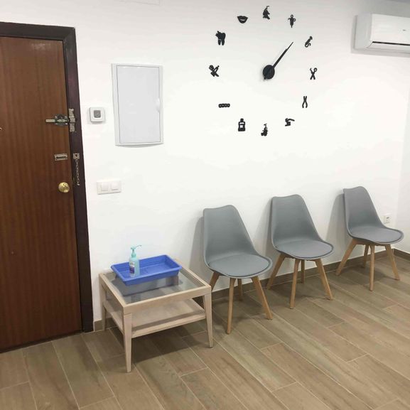 salón de espera con reloj de clínica dental