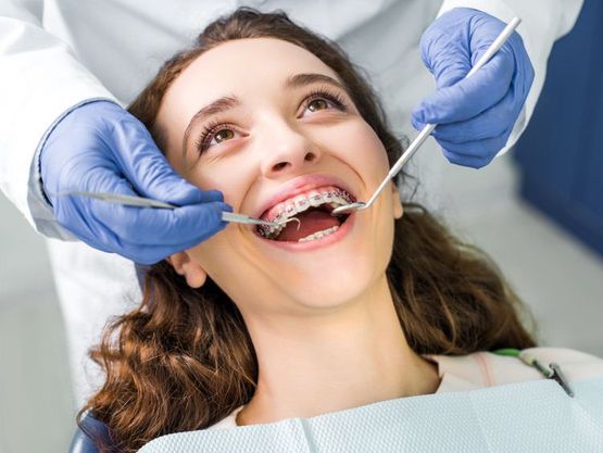 mujer en el dentista