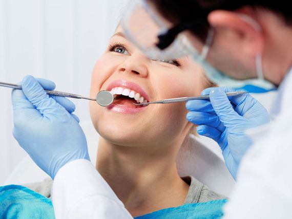 Gavadent Clínica Dental Dr. Valencia odontólogo con paciente