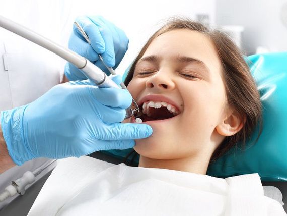 Gavadent Clínica Dental Dr. Valencia odontólogo con niña